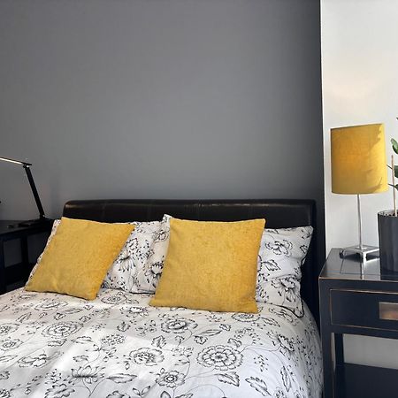 Готель Entire House Floor Perfect For Couples & Freelancers - Available For Single Too Лондон Екстер'єр фото