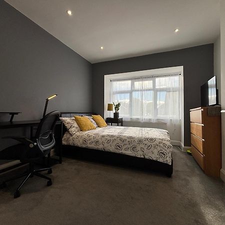 Готель Entire House Floor Perfect For Couples & Freelancers - Available For Single Too Лондон Екстер'єр фото