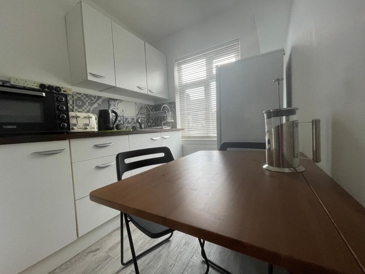 Готель Entire House Floor Perfect For Couples & Freelancers - Available For Single Too Лондон Екстер'єр фото