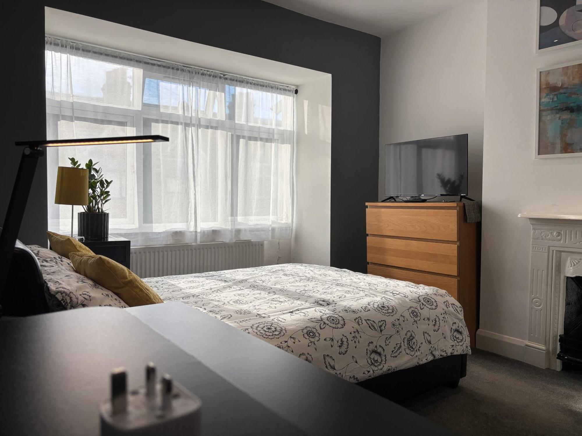 Готель Entire House Floor Perfect For Couples & Freelancers - Available For Single Too Лондон Екстер'єр фото