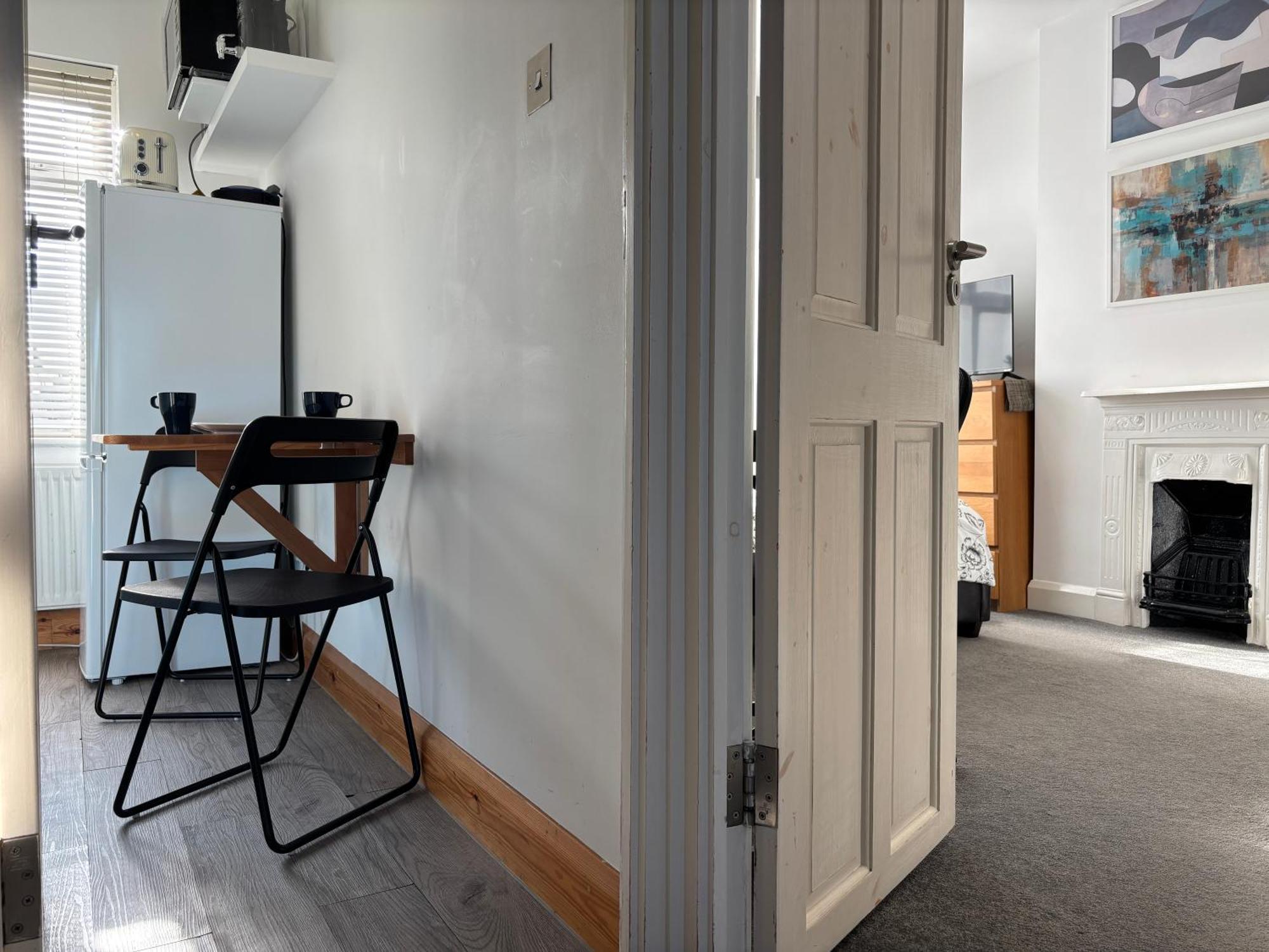 Готель Entire House Floor Perfect For Couples & Freelancers - Available For Single Too Лондон Екстер'єр фото