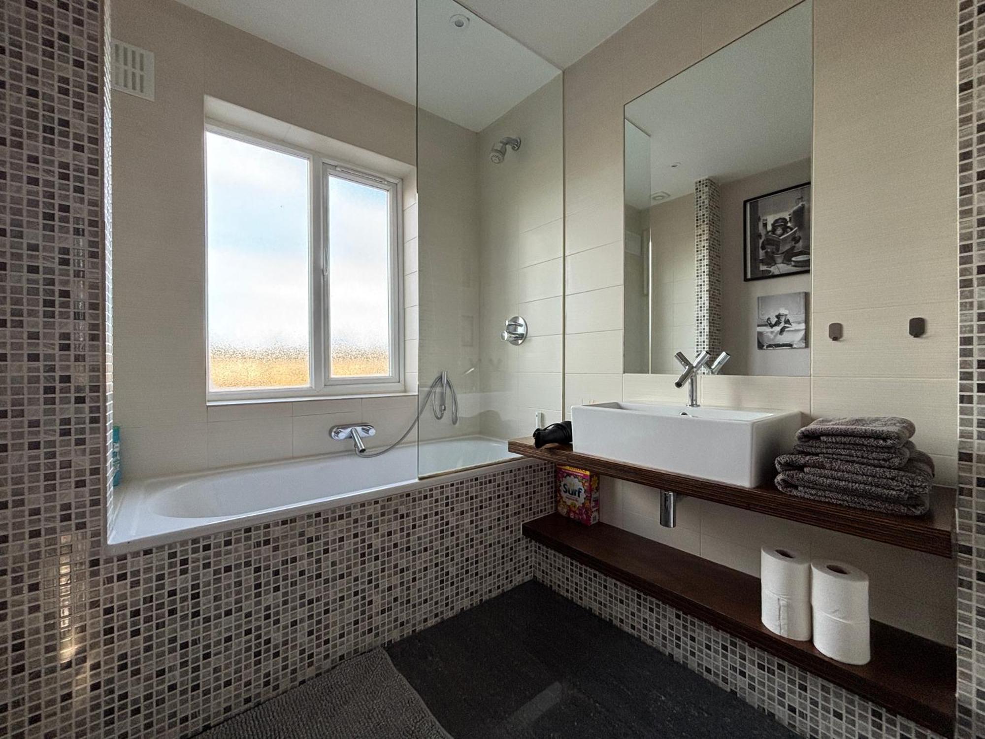 Готель Entire House Floor Perfect For Couples & Freelancers - Available For Single Too Лондон Екстер'єр фото
